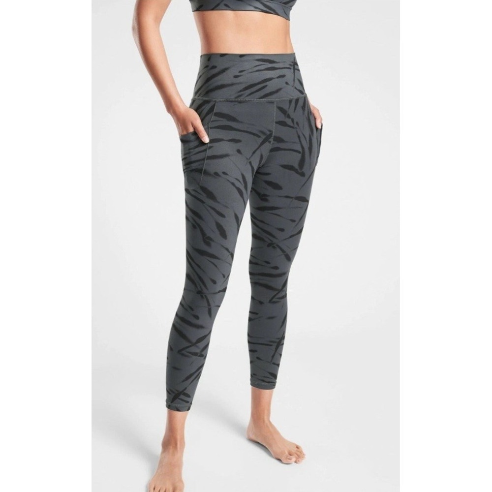 Athleta Salutation Stash Pocket II 7/8 Tight Gray Zebra Women's‎ Size SP